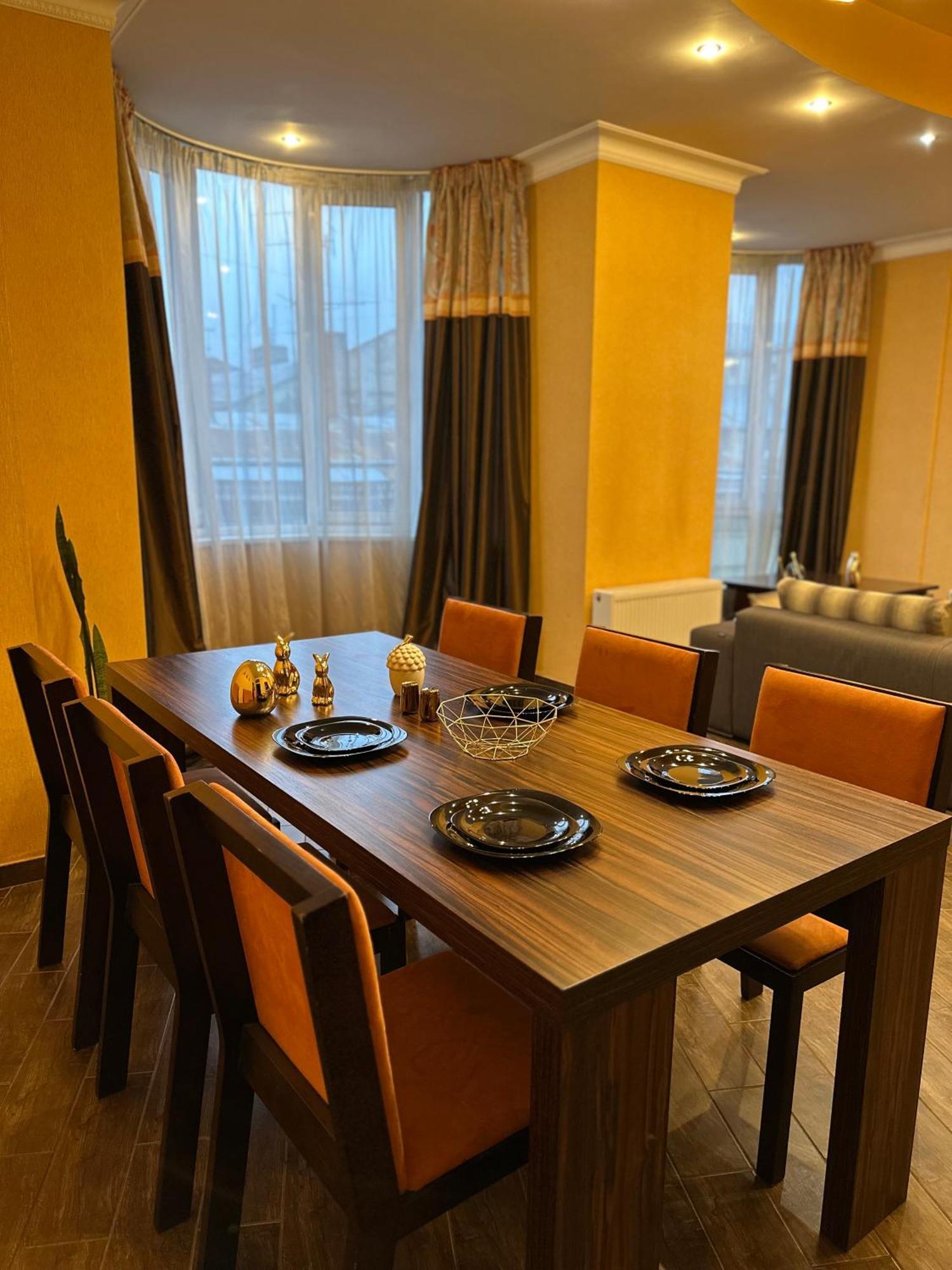 Vip Apartments ! Lviv Extérieur photo